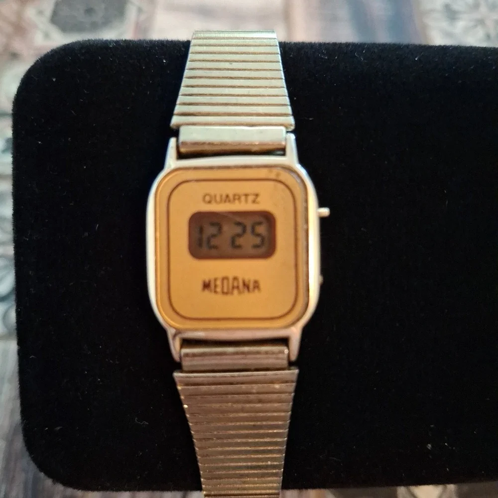 Medana Womens Goldtone Digital Quartz Watch W/ Expansion Band.